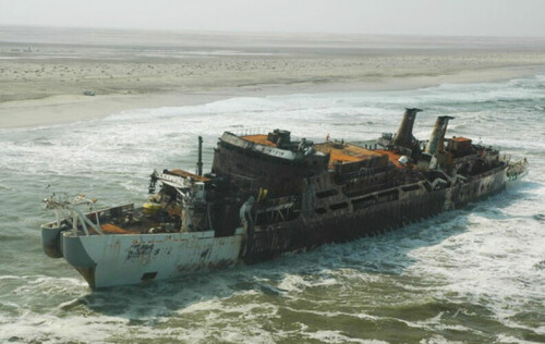 <b>CHAMAREL:</b> Ikke alle skip er blitt liggende. Det oppsto brann i det franske kabelleggingsfartøyet «Chamarel» utenfor Skjellettkysten i august 2012. Det 118 meter lange fartøyet drev i land 30 kilometer nord for Henties Bay. 