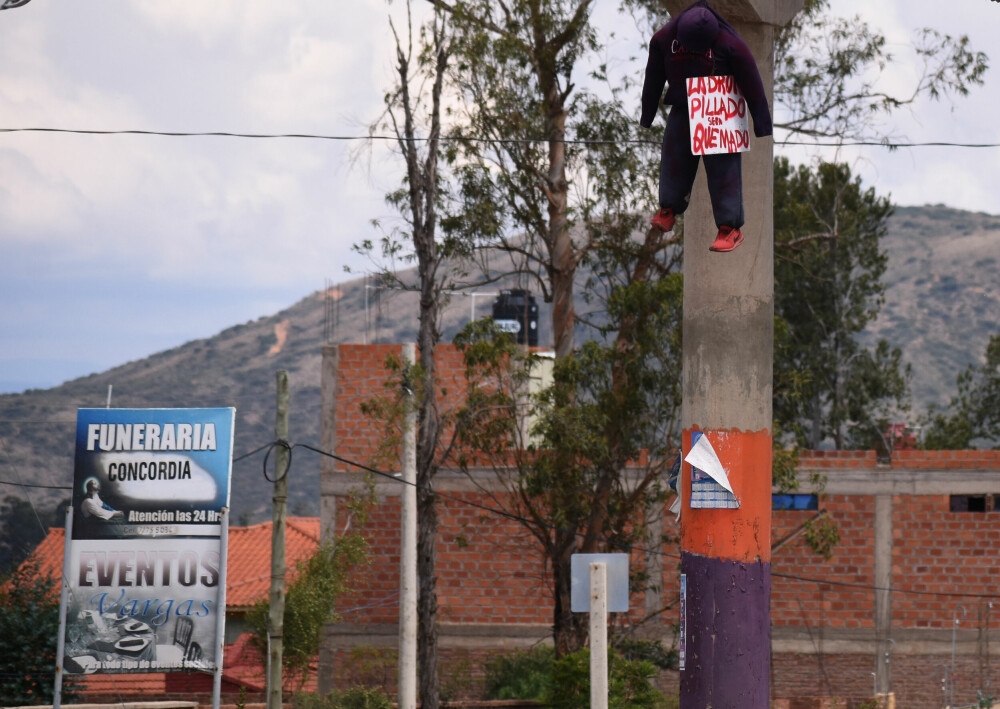 <b>TIL SKREKK OG ADVARSEL:</b> Innbyggerne over hele Bolivia henger opp advarsler som ikke er til å misforstå.