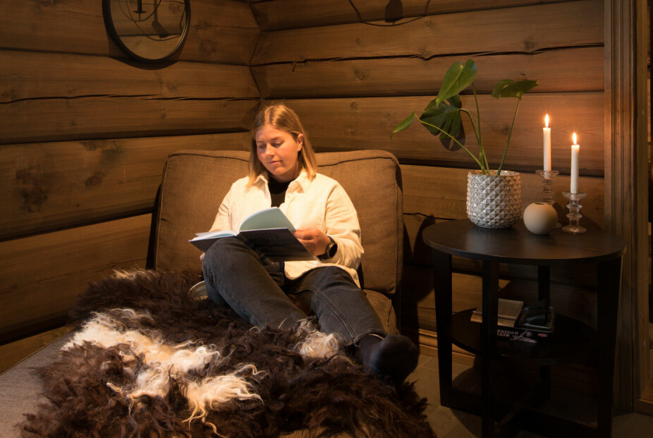 Julie elsker å bo fast på hytta, og etter lange dager ute i naturen synes hun det deilig å slappe av i dagsengen fra Ikea.