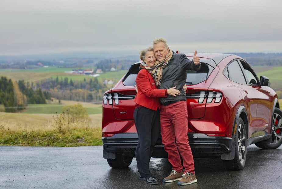 <b>VEIEN VIDERE:</b> Både Kari og Dagfinn er reiseglade. I den røde Mustangen drar de på stadig nye eventyr.