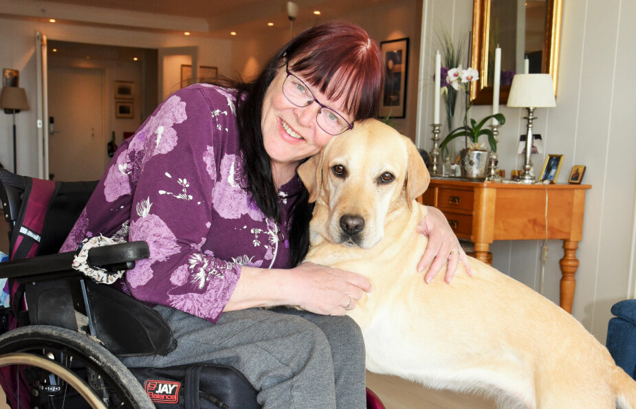 SERVICEHUND: Labradorblandingen Gipsy gjør livet lettere for Anne Margrethe Rognheim Nyhus.