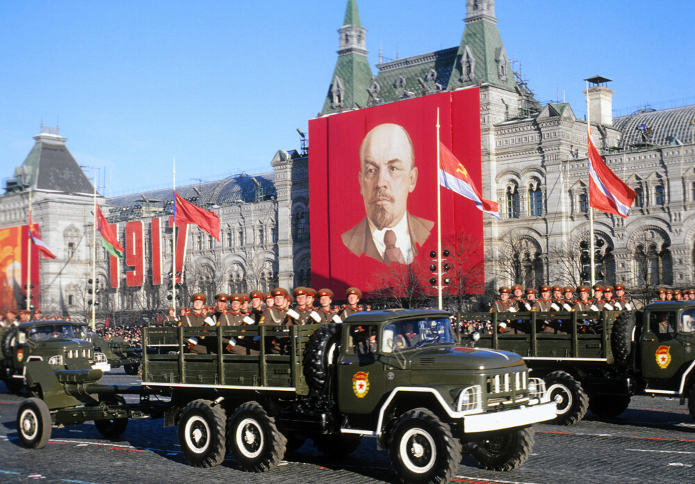 <b>VAKLENDE KJEMPE:</b> Av bildene fra de enorme militær­paradene på Den røde plass i forbindelse med markeringer for oktoberrevolusjonen i 1917, kunne man tolke Sovjetunionen som en mektig gigant. Men Sovjet var en koloss på leirføtter.