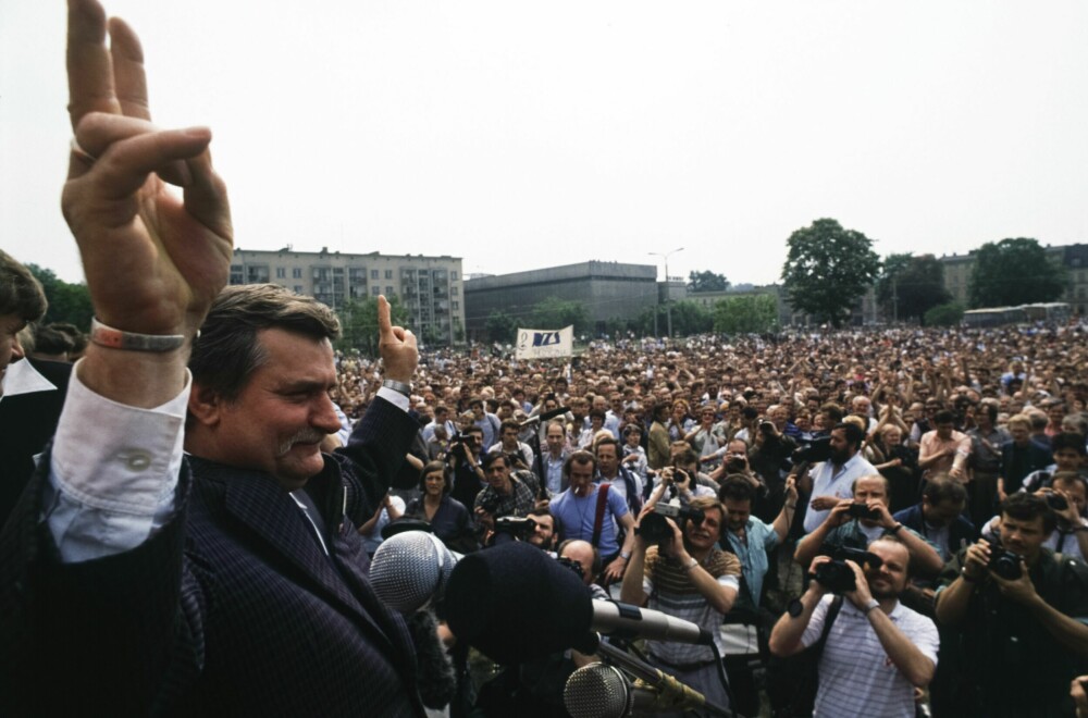<b>RAKNET:</b> I 1989 falt det ene kommunistiske regime etter det andre i Øst-Europa. Det startet i Polen der Lech Walesa vant det første frie valget i 1989. Gorbatsjov hadde gått bort fra Bresjnev-doktrinen om å intervenere der den sovjetiske sosialismen var truet. 