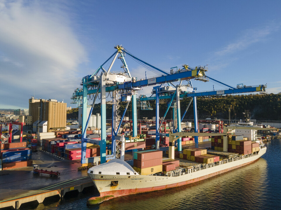 LØFTEKJEMPER: De to største kranene på Sjursøya veier 900 tonn hver.