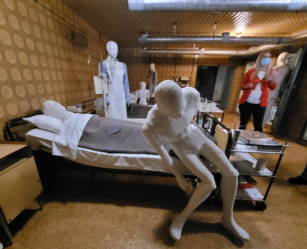 <b>BOMBEROMMET:</b> Diana Skoblar viser rundt i kjelleren på sykehuset, hvor det er opprettet museum. Dukker illustrerer de skadde som gjemte seg i kjelleren.