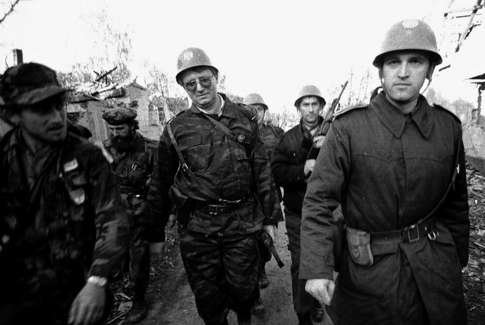 <b>HJERNEN BAK:</b> Den ultranasjonalistiske lederen av Serbias radikale parti Vojislav Seselj (med briller i midten) ble fremstilt som mannen som ga verden begrepet etnisk rensing av aktor i FNs krigsforbryterdomstol.