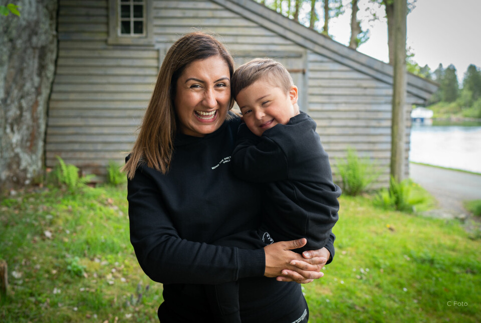 EN SKIKKELIG SJARMØR: Sebastian (3.5 år på bildet) elsker mennesker og er en omsorgsfull og glad liten gutt.