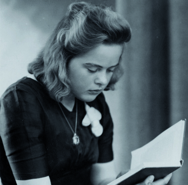 <b>SKOLEJENTE:</b> En ung, lovende lyriker. Marie Takvam som skolejente i Langevåg under andre verdenskrig. Bildet er tatt i 1942. 