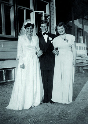 <b>NYGIFTE:</b> Et lykkelig brudepar i 1950, Marie og Johannes, utenfor Hotel Union Øye der bryllupet ble feiret. Til høyre står Maries søster og venninne, Oddbjørg. 