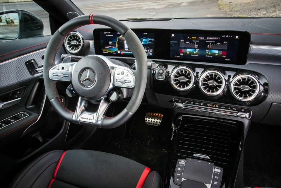 GUTTEROMMET: Herlig, kompakt førerplass og endelig kan skjermene brukes til ville motordata i stedet for musikk eller duftinnstilling.