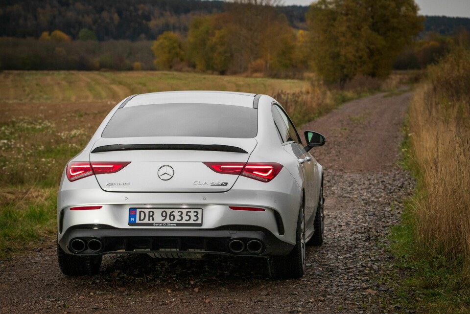 SKJØNNHETEN OG UDYRET: En vakker bil, med en ordentlig landmine i motorrommet.