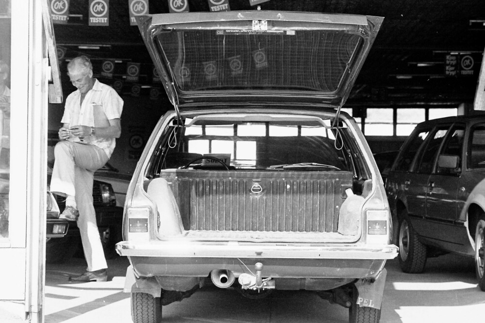 <b>BILGURU:</b> Torkel Trønnes var Vi Menns store bilguru på 1980- og 90-tallet. Her på bruktbiltest av Opel Rekord D i 1980, i kjent positur med Petterøs 3 og bruktbilskjema under armen. Det ble mer enn sparking i hjulene når Torkel gikk i smøregrava for å sjekke tilstanden på kandidatene.