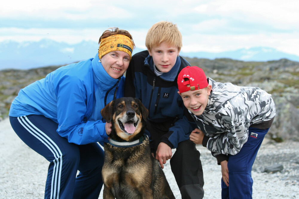 <b>PÅ FAMILIETUR:</b> Her var Annabell på tur med Magnus (14), Nikolai (12) og hunden Spike <br/>i 2006.