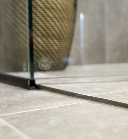SENKET: Ved å senke gulvet i dusjsonen bare en liten centimeter, unngås mye vannsøl på badet. I tillegg er det valgt avløp langs veggen, noe som er diskret og praktisk.