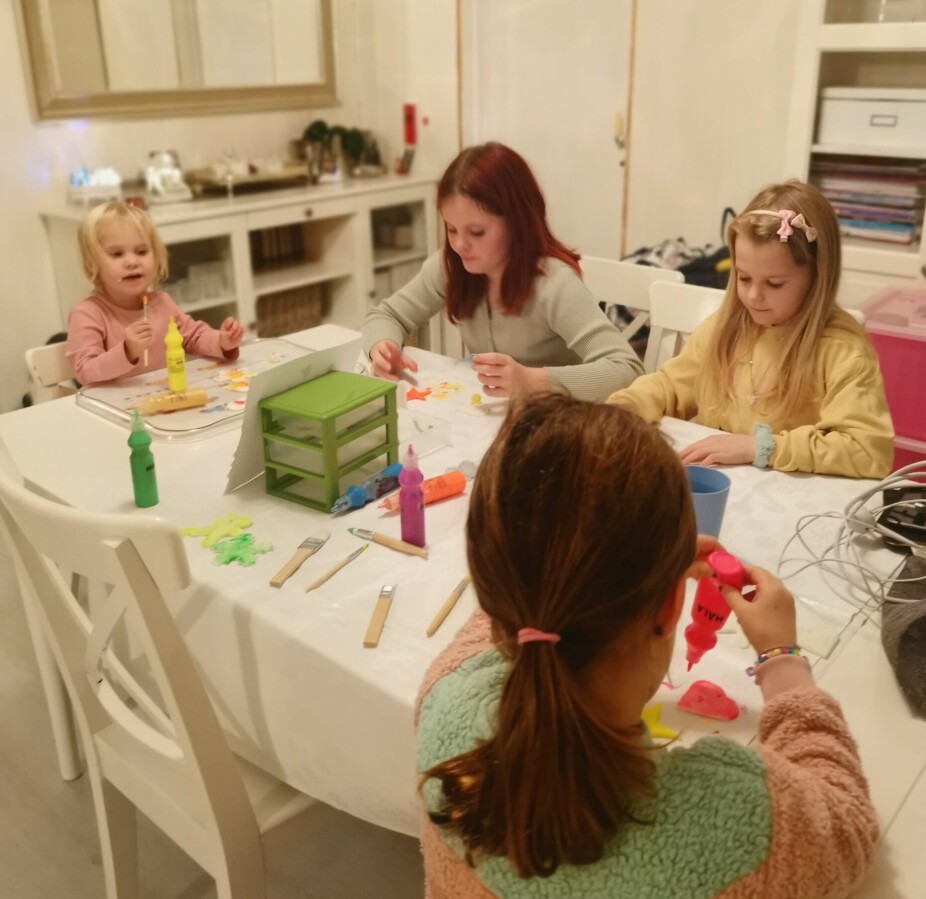 JULEFORBEREDELSER: Ayleen, Bettina, Emilie og Isabell lager julepynt.