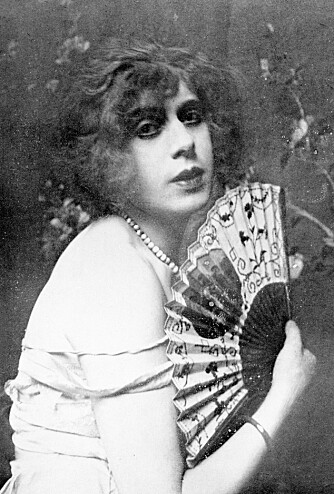 <b>FØRST UTE:</b> Eli Elbe fotografert i 1926. Tragisk nok døde hun i 1931 etter et forsøk på å operere inn eggstokker. Foto: Wellcome Collection