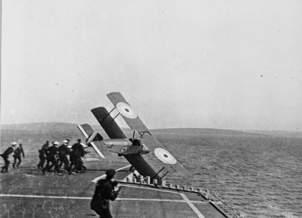 <b>PIONERENS DØD:</b> Edward Dunnings Sopwith Pup-fly blir tatt av en vindkule og bommer på landingen på dekket til slagskipet Furious i 1917, noen dager etter historiens første vellykkede landing. Piloten mistet livet.