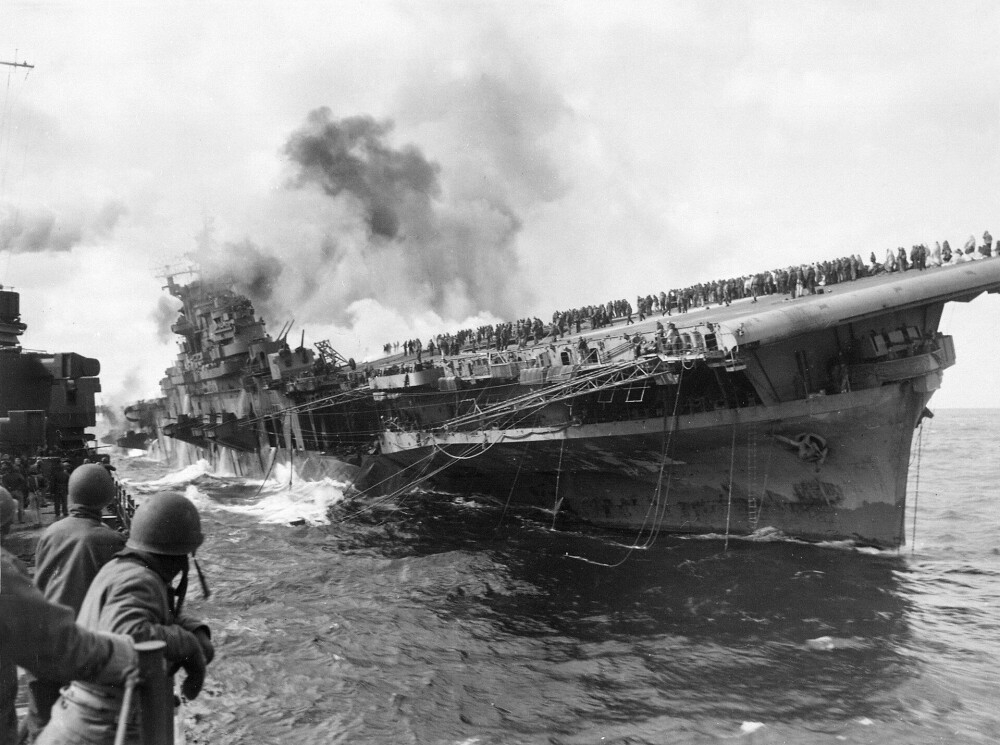 <b>SKIP I NØD:</b> USS Franklin ble truffet av en bombe fra et japansk fly i mars 1945, og bildet viser dramaet som utspilte seg på dekk. Mange kom seg over til Santa Fe, som bildet er tatt fra, men 800 mann mistet livet. Skipet overlevde, utrolig nok.  
