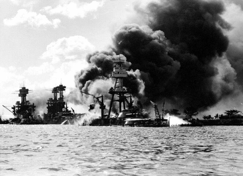 <b>PEARL HARBOR:</b> Angrepet på Pearl Harbor 7. desember 2021. Det brenner voldsomt på USS Arizona (midt i bildet). Til venstre USS Tennessee og senkede USS West Virginia. 