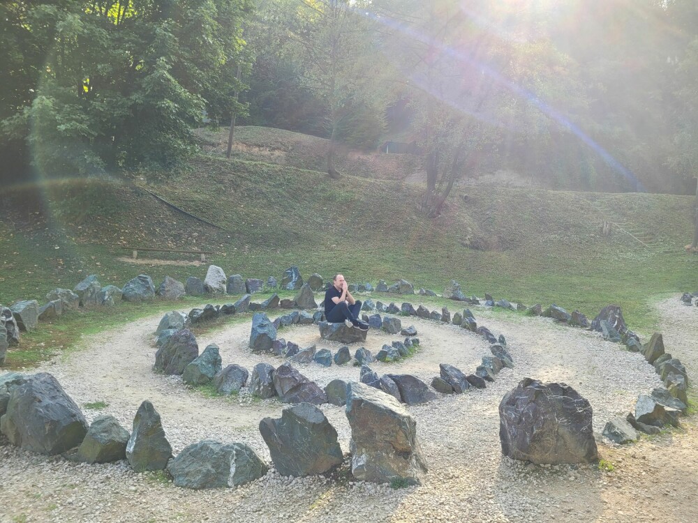 <b>NEW AGE:</b> Utenfor gruvene har Semir fått bygget en New Age-park, med blant annet en magisk sirkel av steiner, som skal gi deg energi når du mediterer i midten.