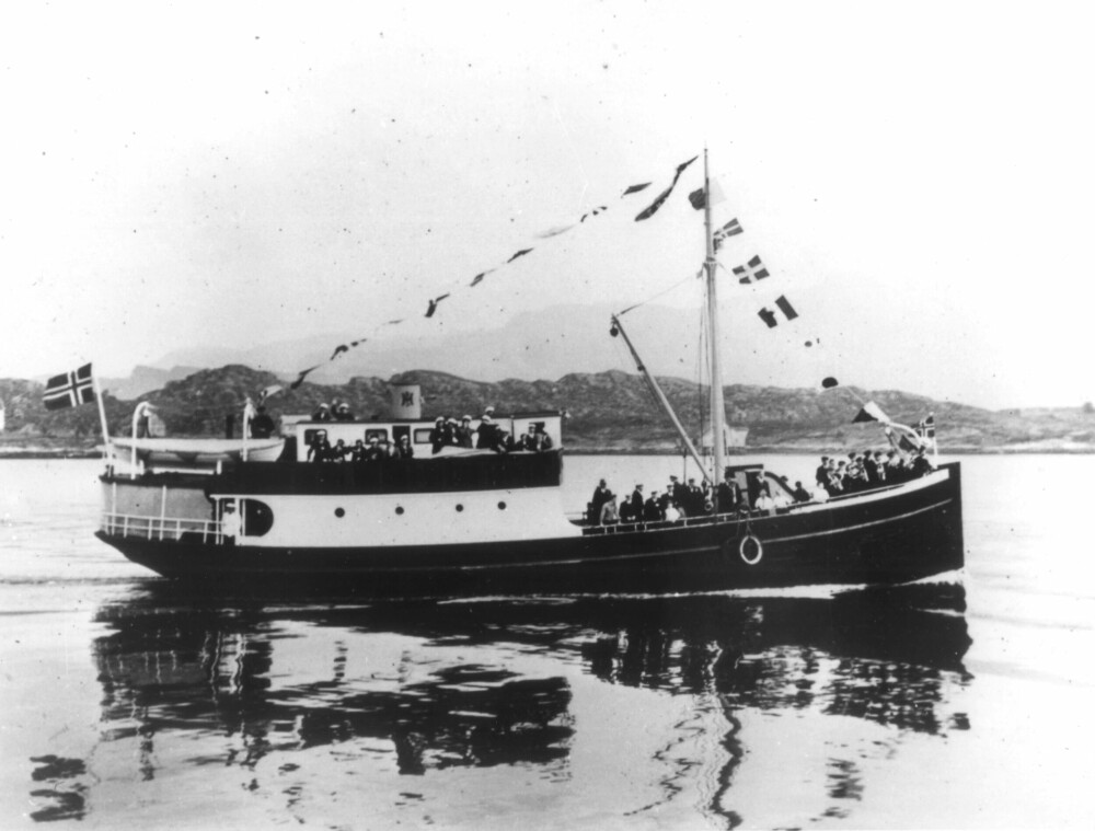 <b>BARE SKUTA KLARTE SEG:</b> «Isstjernen» overlevde tragedien, og ble et par år senere solgt og omgjort til rutebåt under nytt navn, «Sendingen II». På bildet er skuta på vei til havna i Florø en gang på 1930-tallet 