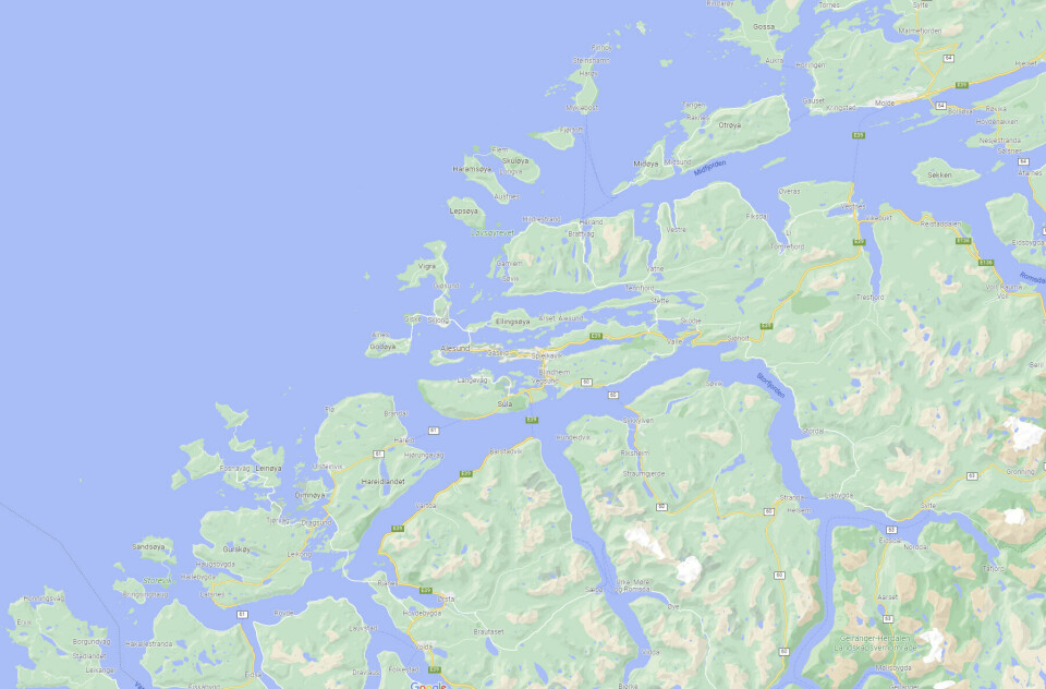 DEN SISTE REISEN: Skuta dro fra Aurvåg på Gurskøy, og skulle tur retur Ålesund (stiplet rute). Den ble sist observert i kveldsmørket utenfor Flø på Hareidlandet. Dagen etter ble den funnet drivende på vestsiden av Harøya (øverst i kartet), tom for folk.