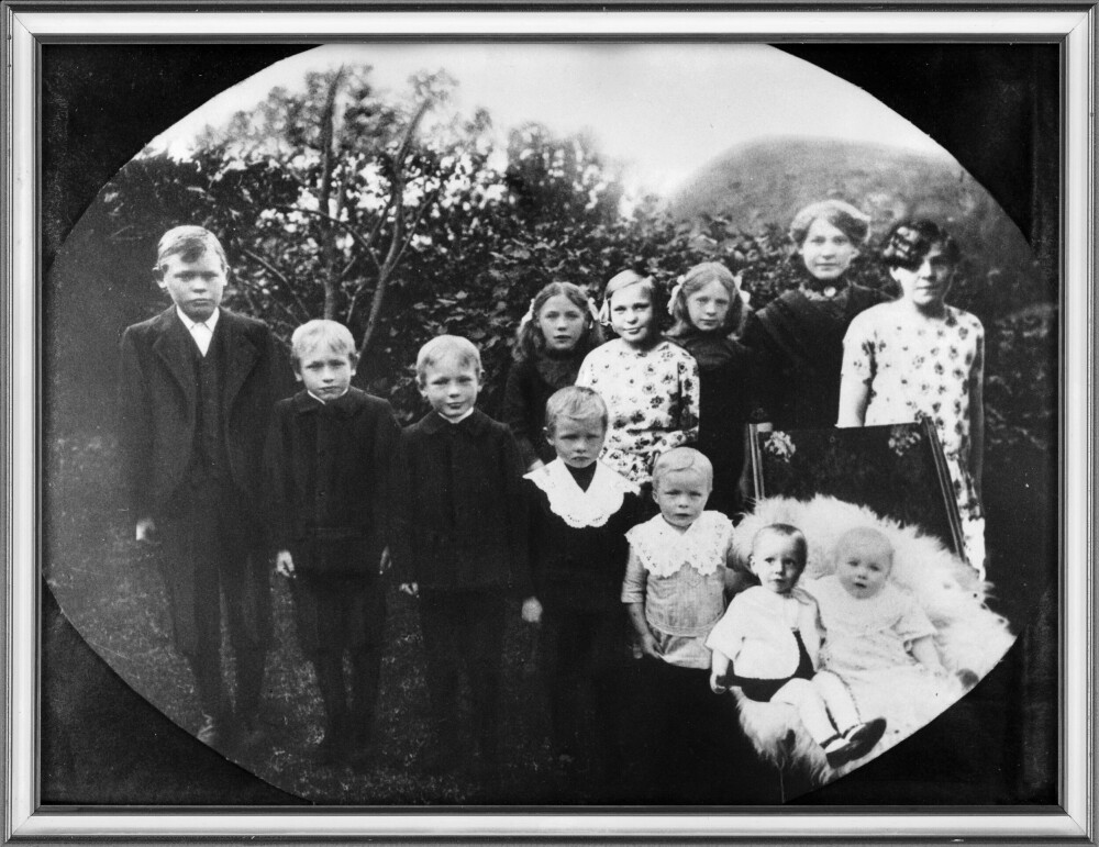 <b>BARNEFLOKKEN:</b> Et bilde fra 1914 av barna i Thorseth-familien (med noen montert inn senere). Guttene står på rad og rekke: Til venstre Olav, deretter Alfred, Harald, Asbjørn og Sigurd i lyse klær. 