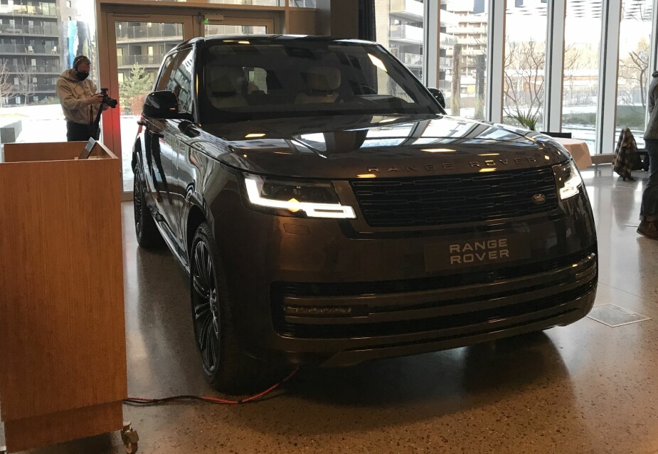I NORGE: En førproduksjonsutgave av nye Range Rover ble nylig vist frem i lokalene til Land Rover Norge på Fornebu. Nå skal bilen på forhandlerturné før den tar juleferie på Geilo.