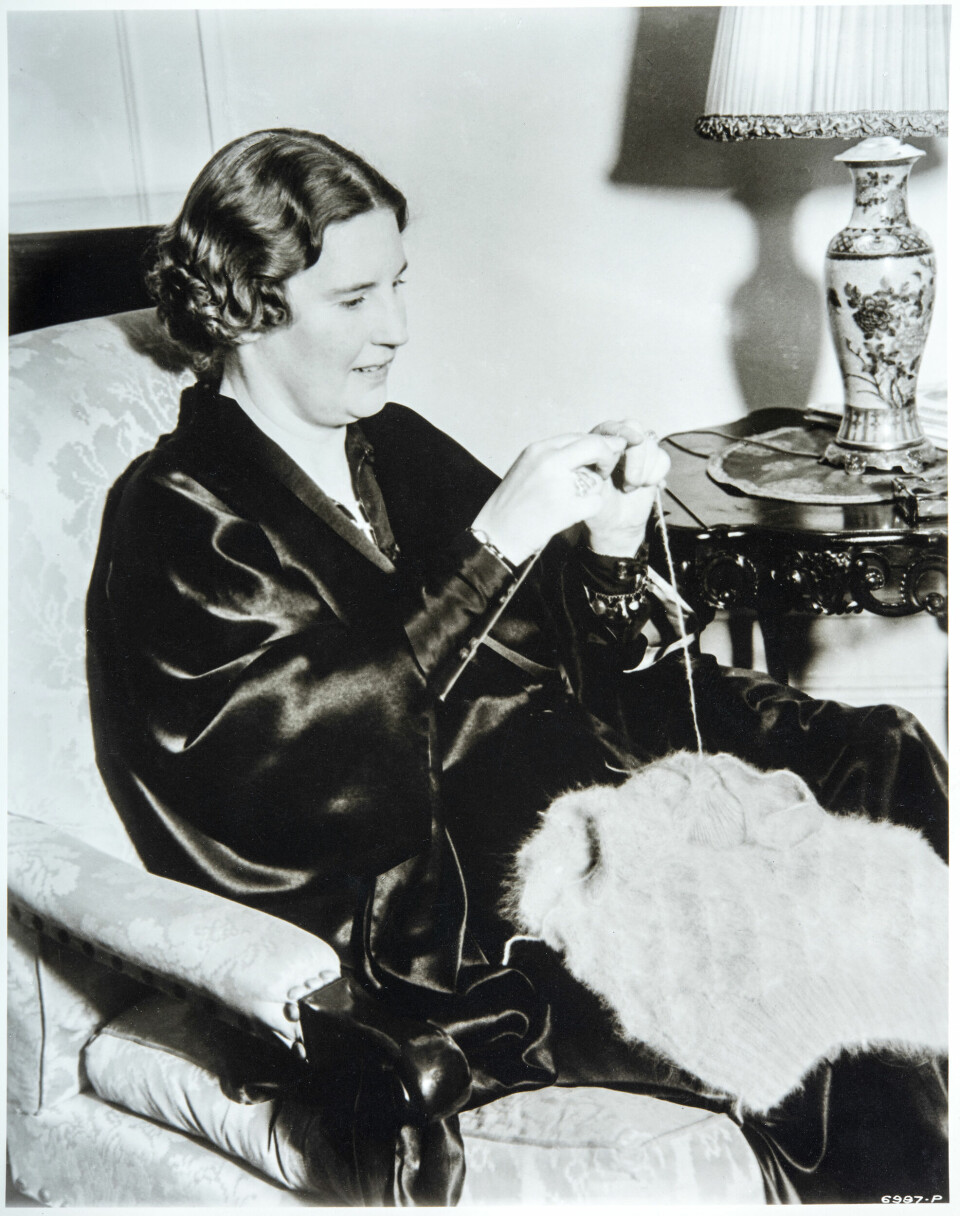 PRIVAT: Den store operadivaen brød seg ikke om politikk. Før og etter forestillingene likte hun å strikke eller legge kabal.