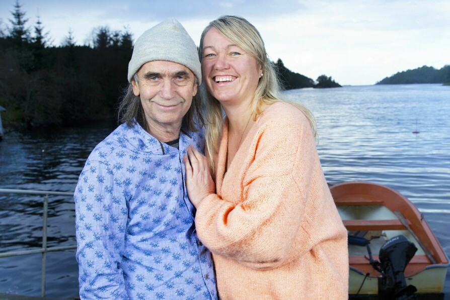 <b>SOM NYFORELSKET: </b>Hans Petter (68) og Cecilie (46) bor flott til innerst i fjordarmen Villangervågen utenfor Bergen. De giftet seg nylig og er mer forelsket enn noen gang.