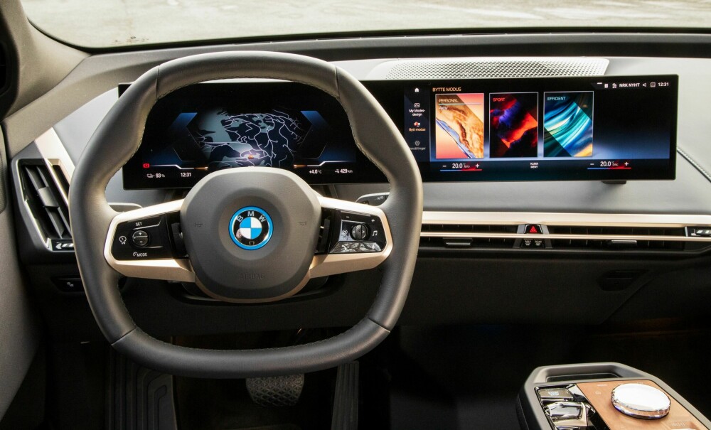<b>MODERNE STIL:</b> iX er første BMW-modell med nytt dashbord og betjeningsskjerm. Det fungerer fint og ser bra ut. 