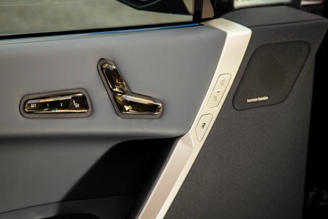 <b>ELEGANT:</b> Lekre detaljer i BMW iX. Seteregulering i dørsiden - som Mercedes - og døråpneren er blitt en knapp i stedet for håndtak. 