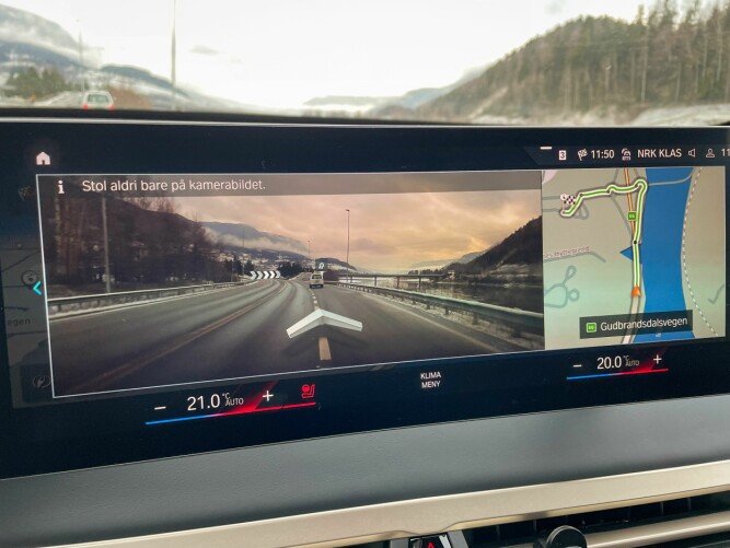 <b>EKSTRA HJELP:</b> Bilens kamera og tilleggsinformasjon fra navigasjonen (augmented reality) i bildet skal gjøre kjøreinstruksene enklere å oppfatte. 
