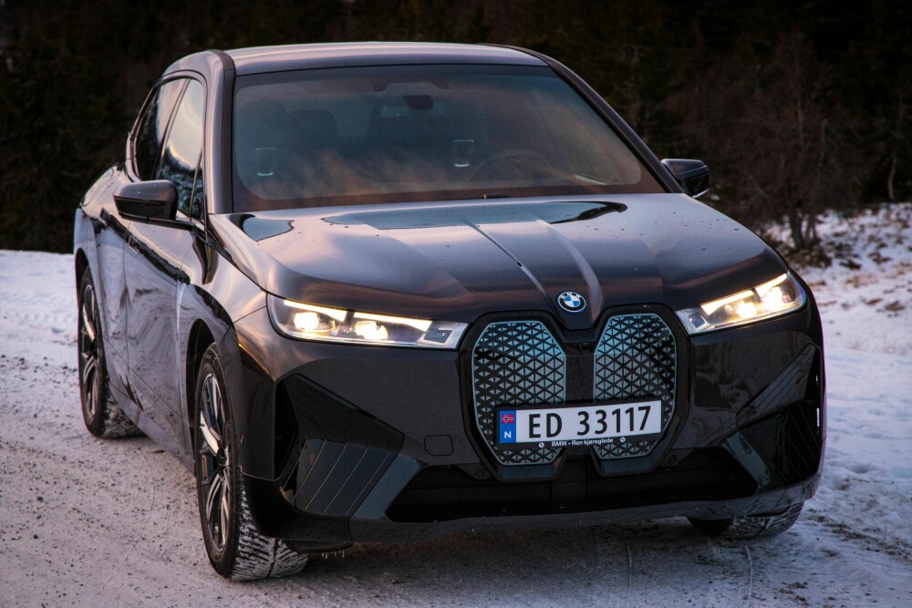 <b>TETTBYGD:</b> Designmessig ser BMW iX mer kompakt og sportslig ut enn målene skulle tyde på. Den store «grillen» er en smakssak. 