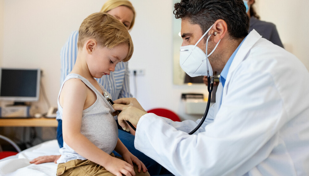 HAR BARNET LUNGEBETENNELSE: Hvis barnet blir tungpustet, kan det være tegn på lungebetennelse, og det kan være lurt med en tur til legen.