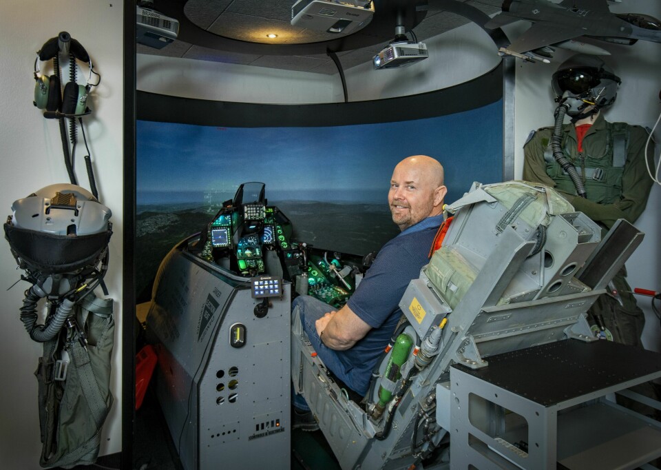 ALLSIDIG: Kurt har bygd sin egen F16 simulator. – Min største drøm er å sitte i en ekte F16, men det kommer neppe til å skje, sier han.