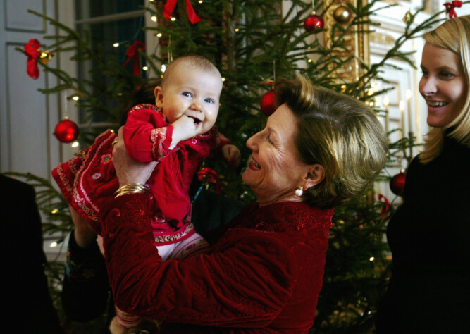 <b>KONGELIG JUL:</b> Mormor, dronning Sonja og Maud Angelica fotografert i forbindelse med julen 2003.
