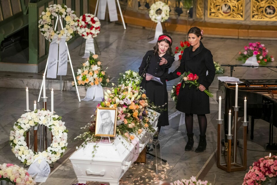 IMPONERTE: Den da 16 år gamle Maud Angelica imponerte stort da hun holdt tale ved pappas kiste. Tegningen av Ari hadde hun planlagt å gi til ham i julegave.