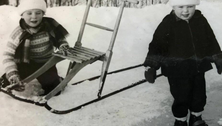 <b>SØSTRE:</b> Her er et bilde av Wenche og søsteren Nina. Jentene koser seg med lek og moro i snøen.