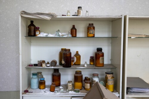 <b>BEHANDLING:</b> I sanatoriet finner jeg et rom med menger av gamle krukker og flasker. Medisiner eller vitaminer? Vanskelig å si, men det hadde sikkert noe med behandlingen de utførte her i gamle dager.