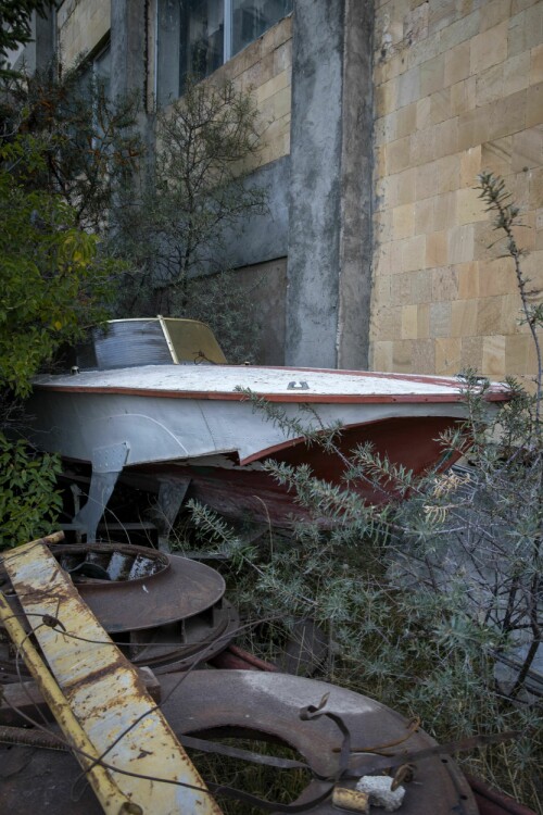 <b>FRA BEDRE TIDER:</b> En båt fra Sovjettiden står ved et av de enorme hotellene ved bredden av Sevan Innsjøen.