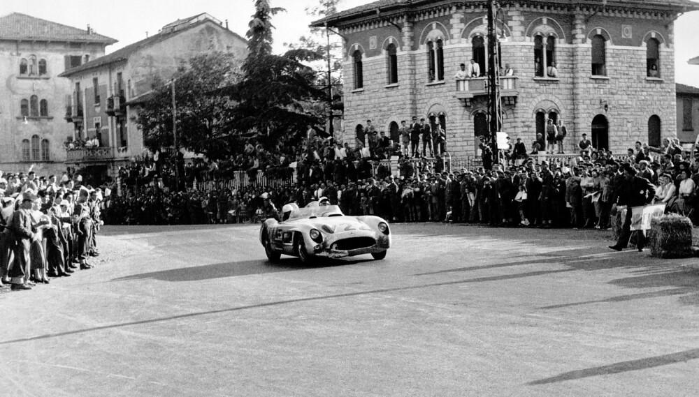 <b>FOR HISTORIEBØKENE:</b> Moss og Jenkinson stormer mot mål i sin SLR i 1955-utgaven av Mille Miglia. Det er blitt stående som en av tidenes største motor­sport­begivenheter, og en viktig del av SL-historien.