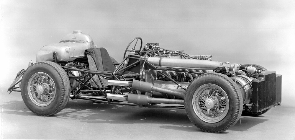 <b>REN RACER:</b> Løftet du karosseriet av SLR i 1955, åpenbarte det chassiset til en lett modifisert Formel 1-racer. Et brutalt monster av en bil, særlig for et 1600 km langt landeveisløp i 1955.