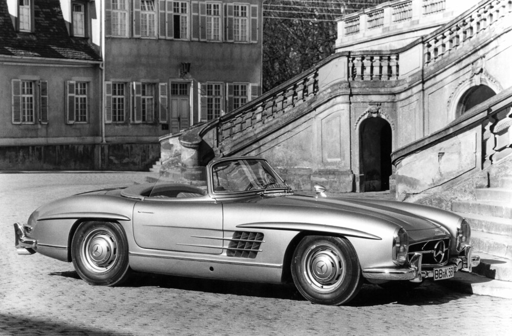 <b>TIDLØS:</b> 300 SL Roadster var i produksjon fra 1957 til 1963, og ble et yndet objekt for de rike og berømte. Det bidro ytterligere til SL-imaget, og velholdte biler selges nå for over to millioner dollar.