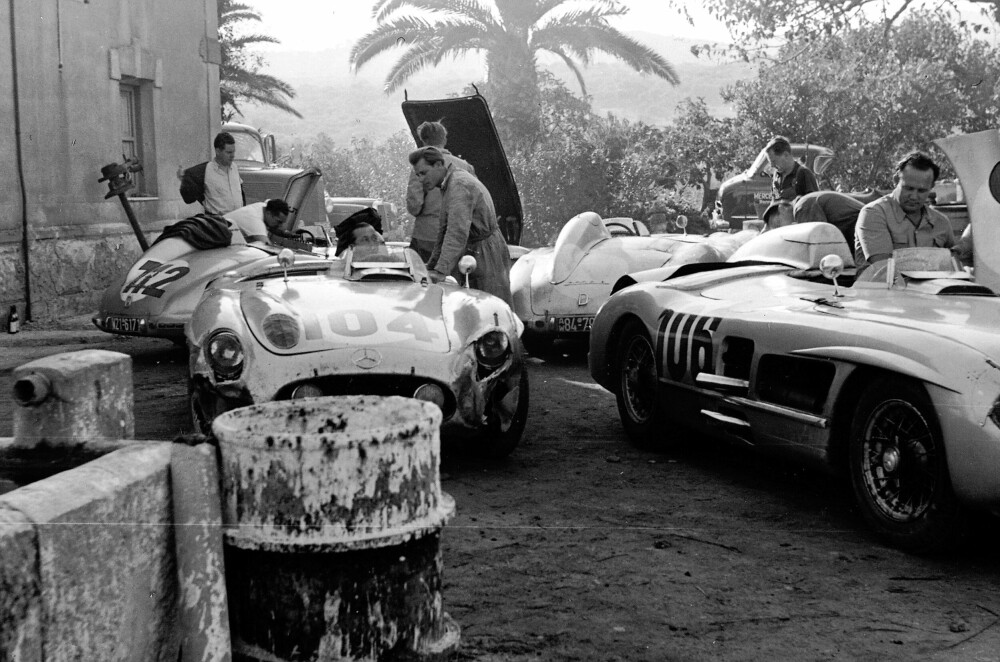 <b>MANDAG MORGEN:</b> Ingen racingsuksess uten et velsmurt service­apparat, og her er mekanikerne i ferd med å se over restene av de fire SLR-ene som dagen før sørget for seier i Targa Florio 1955. Et løp vunnet av Stirling Moss, og som sikret Mercedes VM-tittelen for sportsvogner.