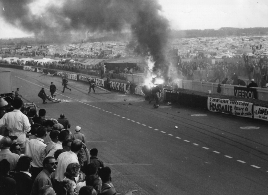 <b>KATASTROFE:</b> Ulykken på Le Mans i 1955 er den verste kata­strofen i bilsportens historie. 83 mennesker ble drept av flyvende bildeler da Leveghs 300 SLR i høy fart traff jord­vollen som skilte den tett­pakkede ansaml­ingen av mennesker fra banen.