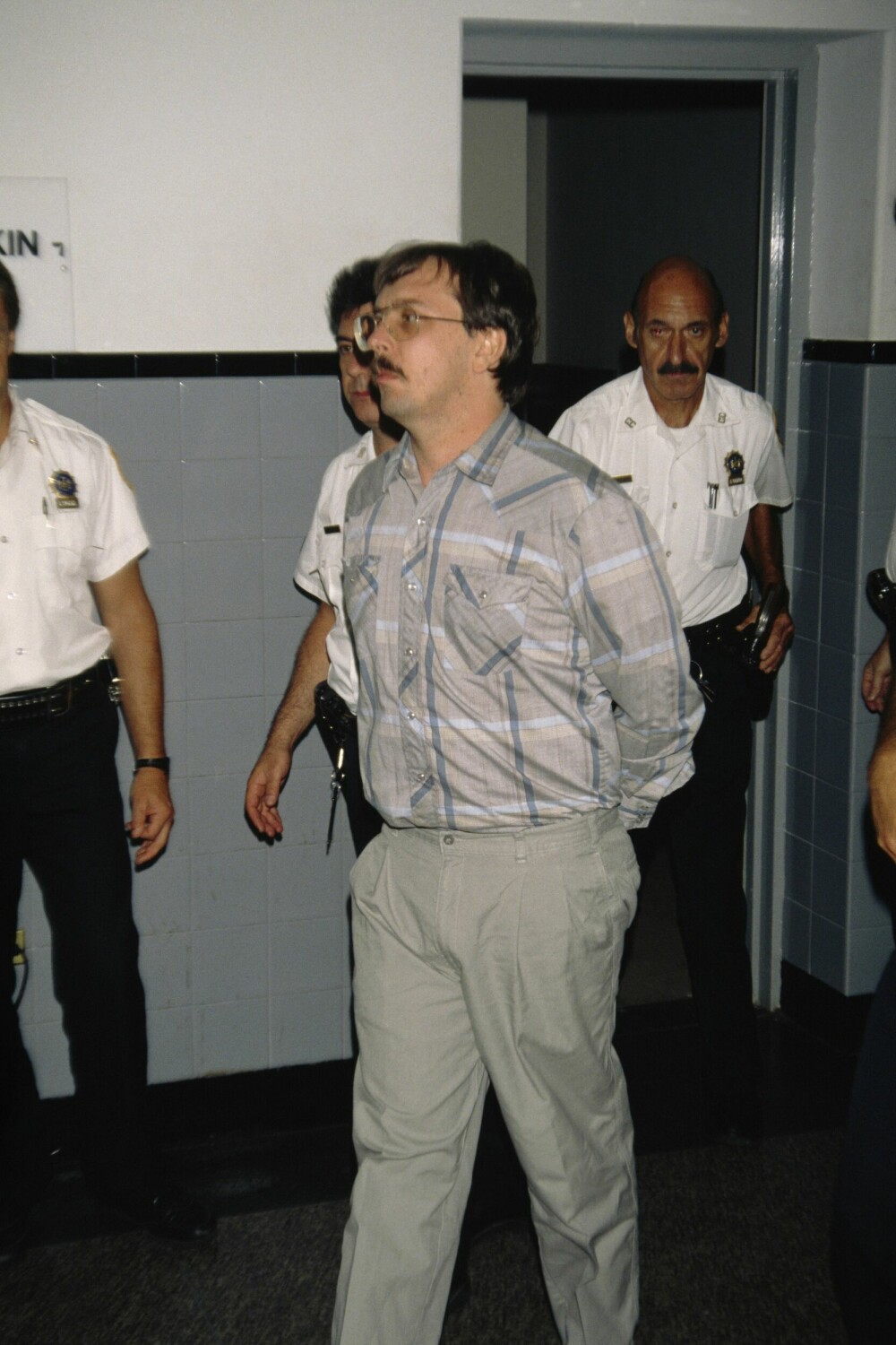 <b>SISTE STASJON:</b> Joel Rifkin blir ført inn i rettssalen i forbindelse med straffesaken der han ble dømt til over 200 år i fengsel. I praksis vil han aldri slippe ut.