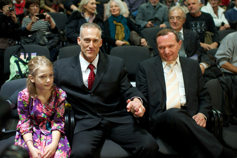 VENNSKAP: Dale Zelko (t.v.) og Zoltan Dani utviklet et nært vennskap etter at de møttes første gang i 2011. Her har Dale med seg sin datter på dokumentarfilmpremiere i Beograd i 2012.