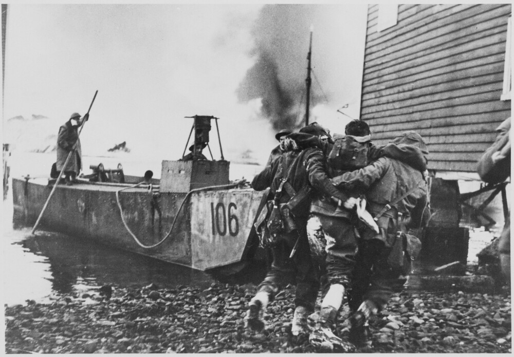 <b>EVAKUERES:</b> En såret soldat evakueres til et landgangsfartøy under Måløy-raidet 27. desember 1941. Raidet het operasjon Archery. Det betyr bueskyting. 600 britiske soldater og 15 Linge-folk deltok.