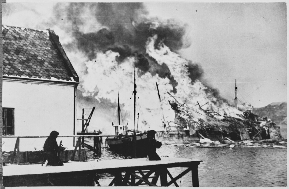 <b>INFERNO:</b> Både fra luften og fra sjøsiden ble Måløy bombardert mens norske og britiske kommandostyrker inntok det lille stedet og angrep 300 stasjonerte tyske soldater.